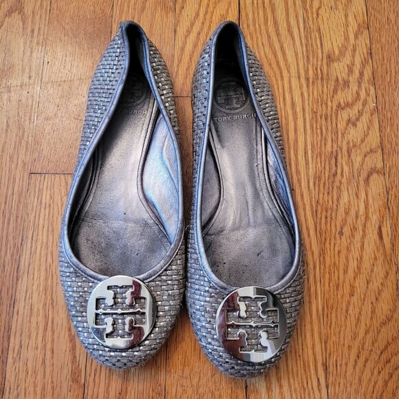 Tory Burch REVA Silver Gray Woven Raffia Ballet Flats 8 Shoes Logo Emblem - Picture 2 of 8